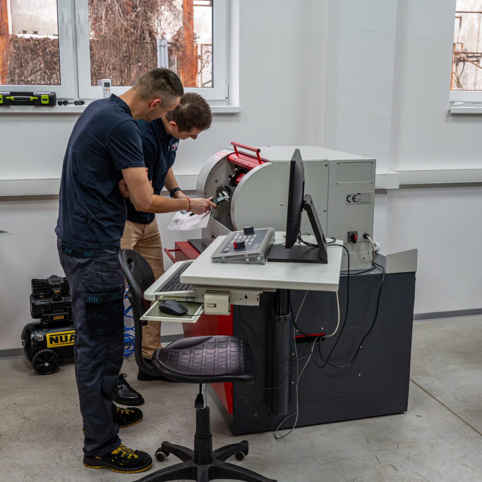 Krok za krokom k zvládnutiu CNC sústruženia Lektor a študent počas nastavovania CNC sústruhu EMCO v priestoroch Akadémie CNC