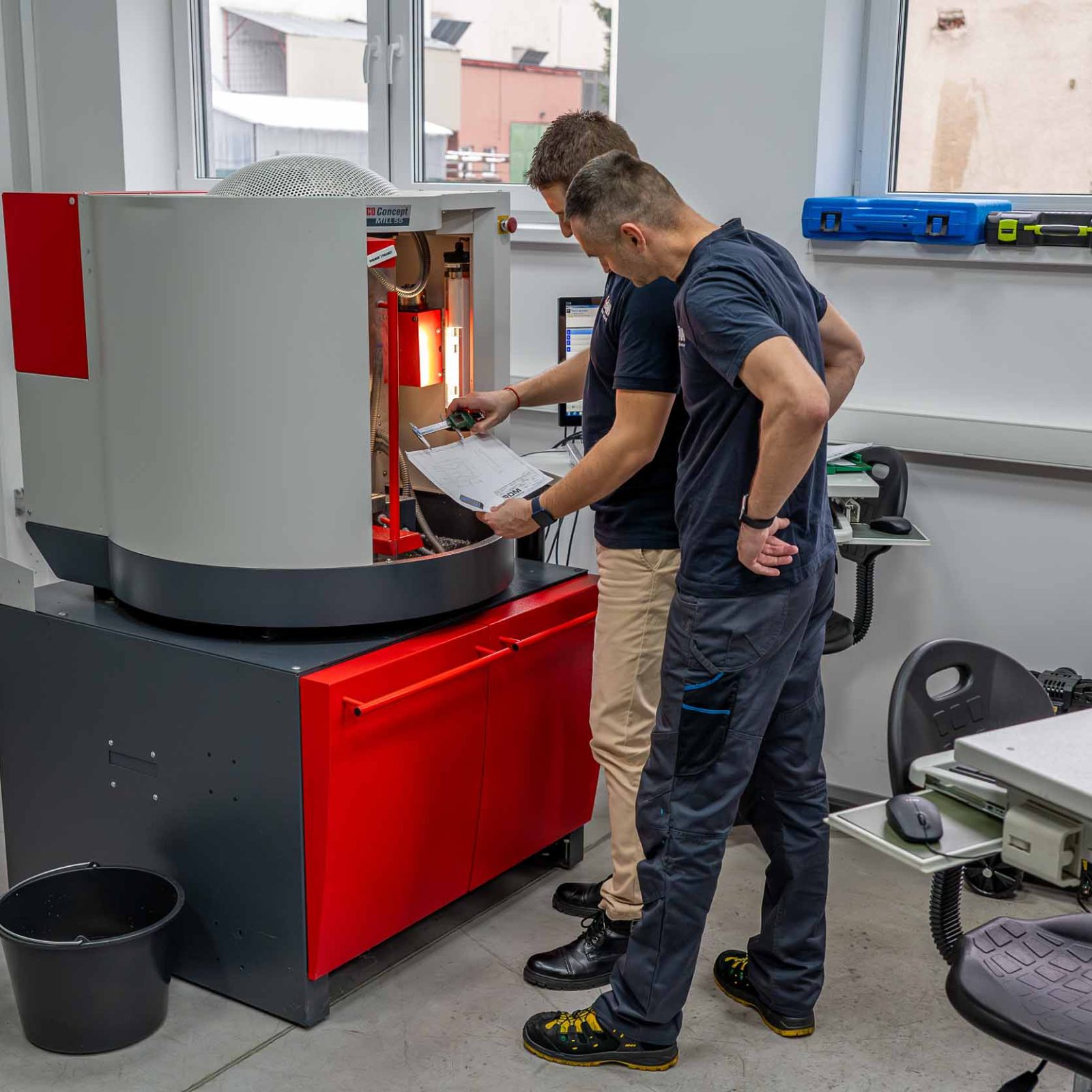 Kontrola dokumentácie pri CNC fréze Dvaja operátori CNC frézy počas kurzu RDM Academy