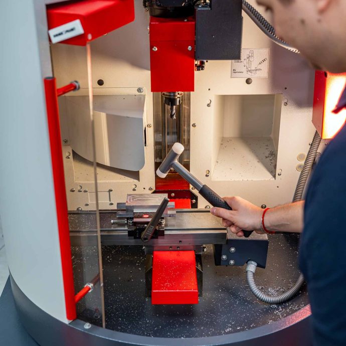 NIK_1444 Lektor nastavuje obrobok v CNC fréze EMCO Concept Mill 55 počas praktickej časti kurzu