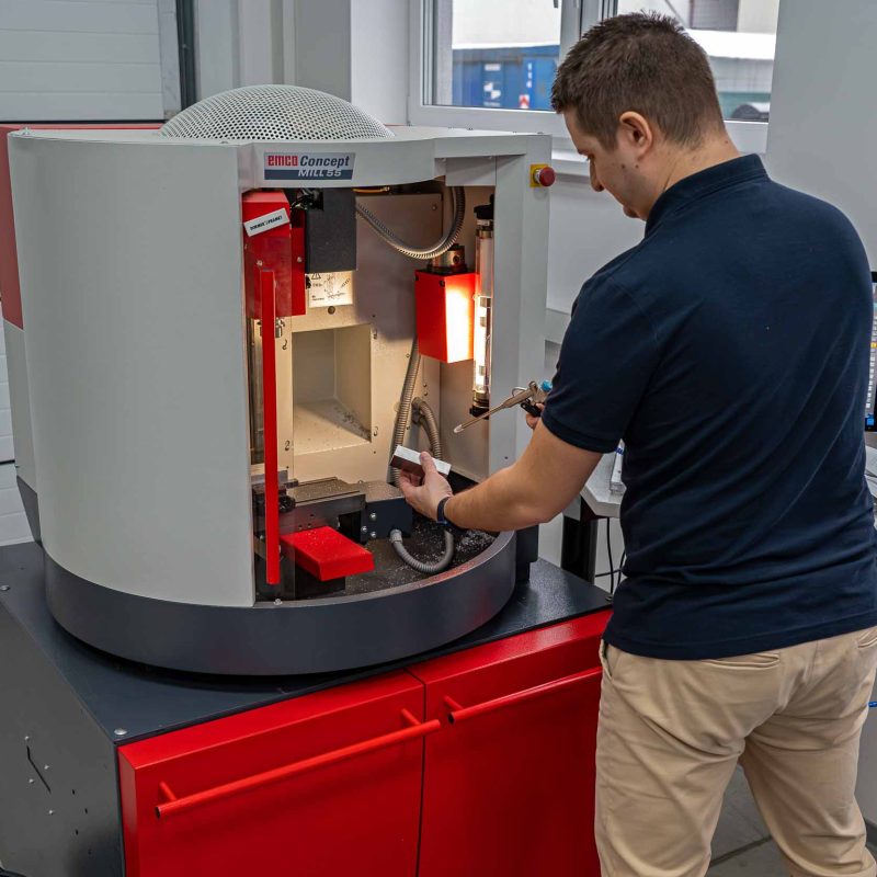 CNC fréza a CNC operátor na kurze RDM Academy