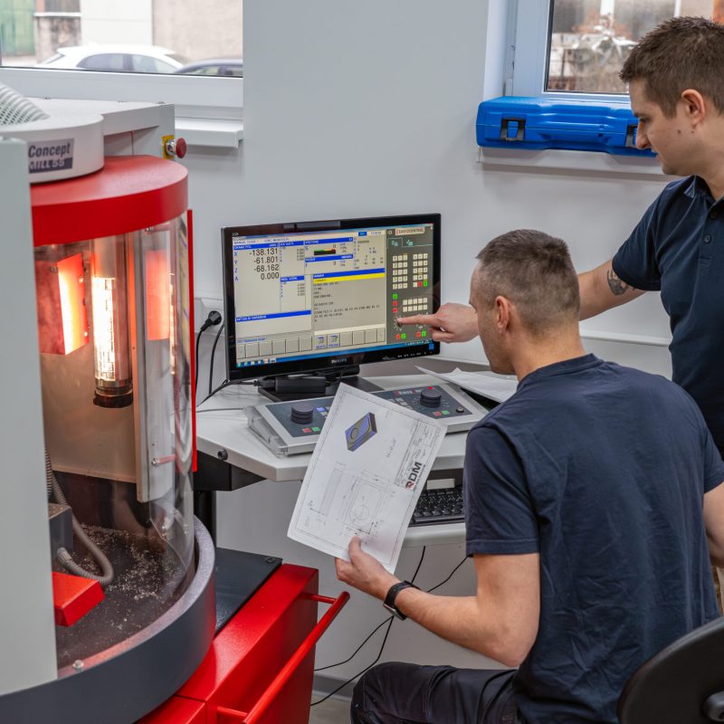 Lektor a študent pri programovaní CNC frézy EMCO Concept Mill 55 pomocou softvéru a technického výkresu
