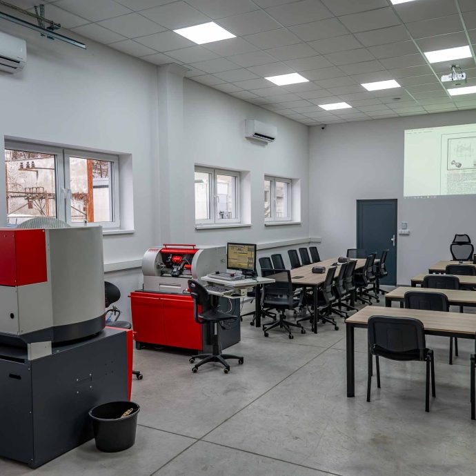 Špičkovo vybavené priestory pre teóriu aj prax Moderná učebňa Akadémie CNC s CNC strojmi, projekciou a individuálnymi pracoviskami