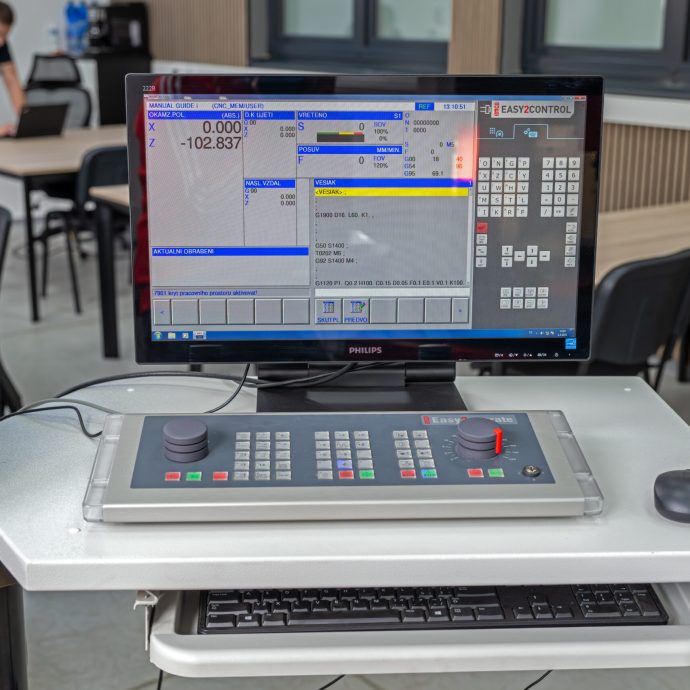 Ovládanie CNC sústruhu cez Easy2Control Ovládací panel a softvér Easy2Control pripojený k CNC sústruhu EMCO Concept TURN 60 v učebni Akadémie CNC