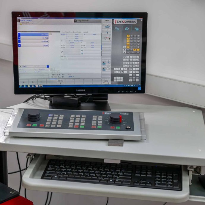 Moderné ovládanie CNC stroja na dosah ruky Detail ovládacieho panela a softvéru Easy2Control na CNC pracovisku v Akadémii CNC