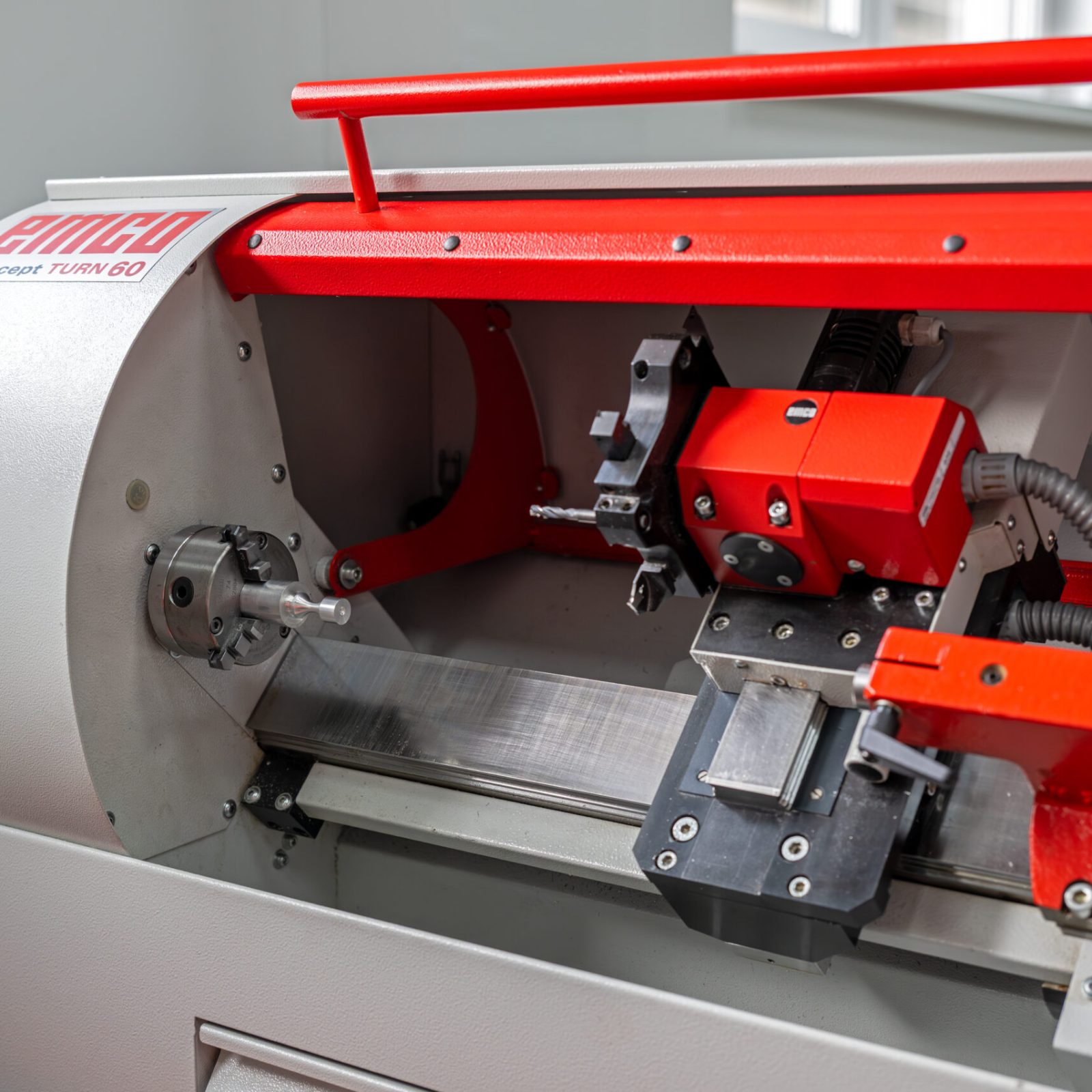 CNC sústruh pripravený na presné obrábanie Detail CNC sústruhu EMCO Concept TURN 60 s upnutým obrobkom a nástrojovým držiakom