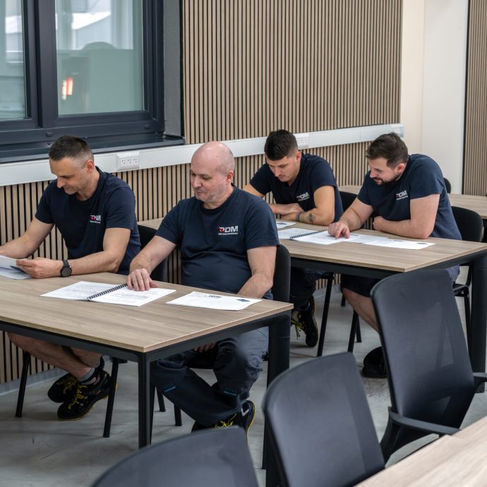 Teória, ktorá má zmysel v praxi Študenti Akadémie CNC pracujú s učebnými materiálmi počas teoretickej časti kurzu