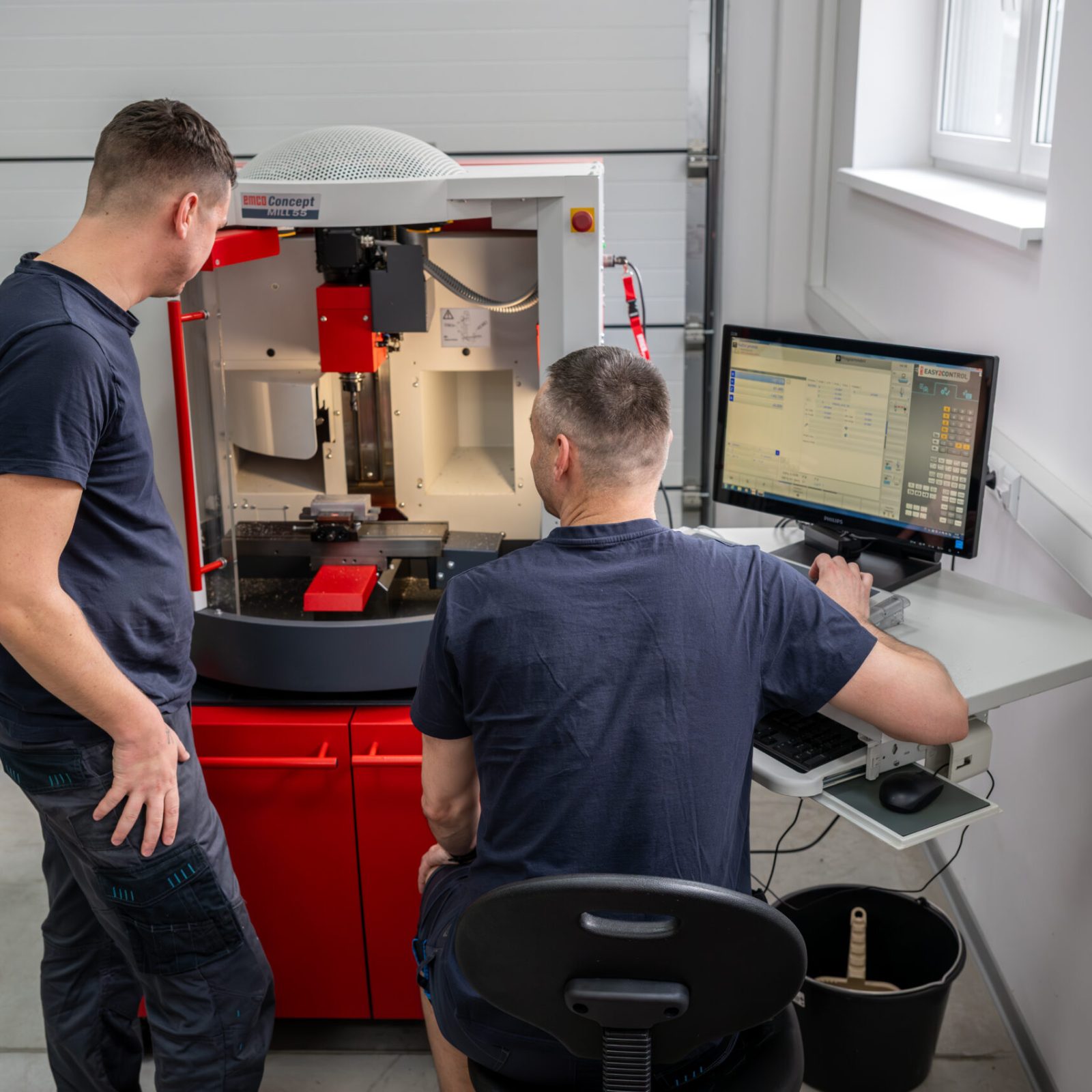 Ovládanie CNC frézy v reálnom čase Dvaja účastníci kurzu pracujú s CNC frézou EMCO Concept Mill 55 a nastavujú parametre v softvéri