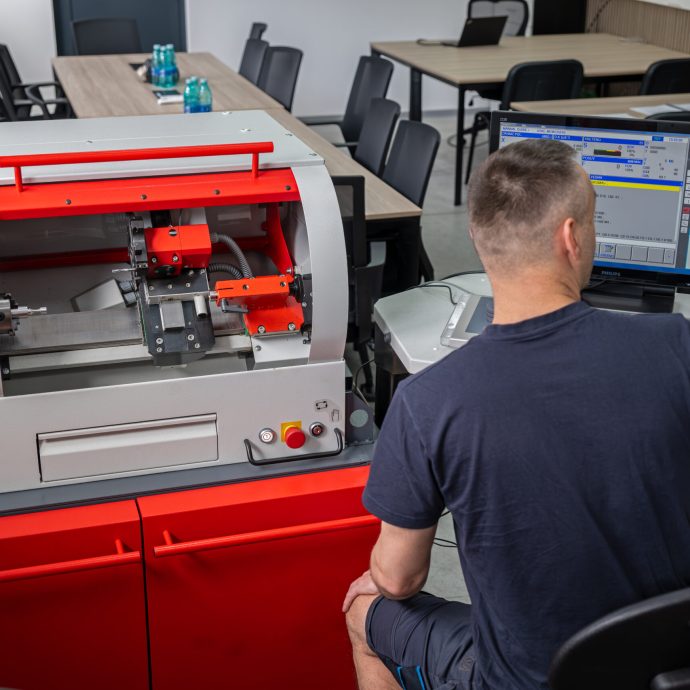Bezpečná manipulácia so sústruhom Študent pri ovládaní CNC sústruhu EMCO Concept TURN 60 pomocou softvéru Easy2Control počas kurzu Akadémie CNC.