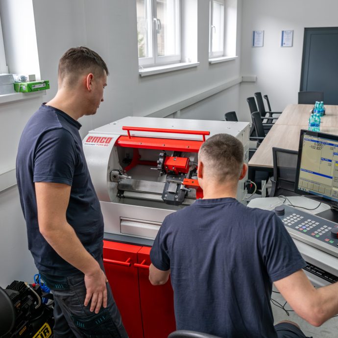 Reálne prostredie, reálne úlohy Dvaja účastníci kurzu ovládajú CNC sústruh EMCO Concept TURN 60 pomocou softvéru Easy2Control